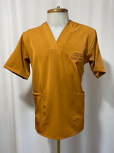 Scrub profissional confeccionado pela Jaan Uniformes