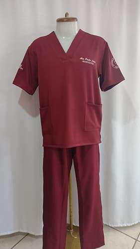 Modelo de scrub confeccionado pela Jaan — referência 71